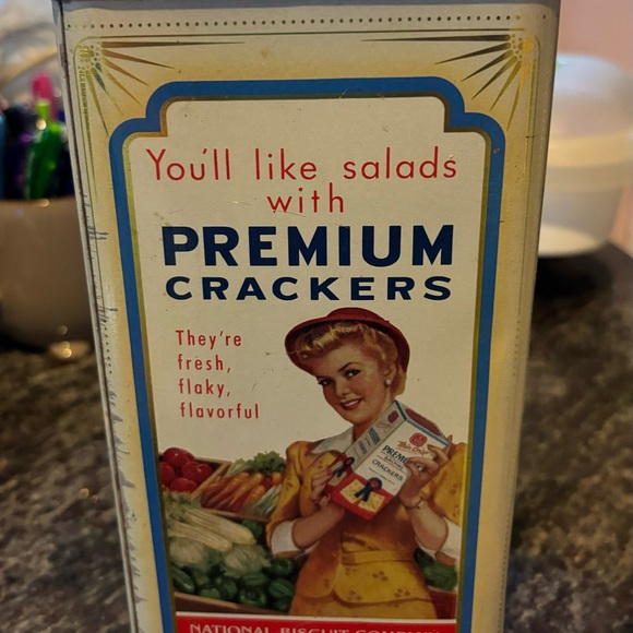 Adorable vintage 1993 Nabisco blue ribbon cracker tin. - Picture 2 of 5